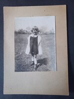 Kislány portréja a kertben – korabeli gyermekfotó, 1920–30-as évek