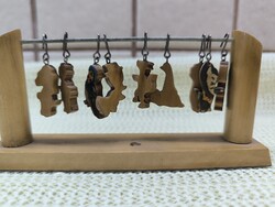 Retro fa fülbevaló tartóval  eladó! 10 db figurás, fa fülbevaló