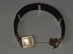 Gyönyörű cizellált arany díszítésű kaucsuk karkötő