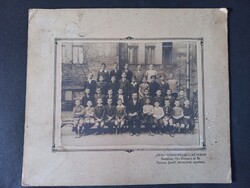 Fiúosztály csoportképe tanárukkal – Opál Fényképészeti Műterem, Budapest, 1920–30-as évek