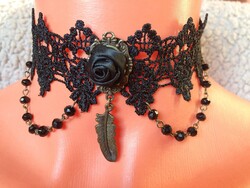 Fekete csipke nyakék rózsával és bronz toll függővel