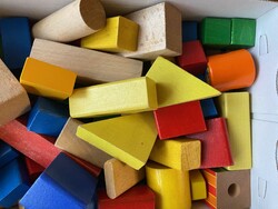 Egy doboz,színes építőkocka,gyerekjáték. Plusz különböző formájú fa építőelemek.