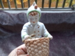 Zsolnay Sinkó András  fiú gyermek kosárral