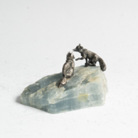 Ezüst róka figurák ásványon