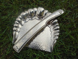 Szecessziós stílusú nagyobb méretű fém lapát és kefe - asztali morzsaszedő - akasztókkal