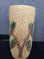 Várdeák Ildikó (1929-2013) által készített kerámia váza zsugor mázzal