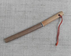 KIS MÉRETŰ TANTÓ LEVÉLBONTÓ KÉSVÉGÉN  CSONT DÍSZÍTÉSSEL SELYEM ZSINÓRRAL