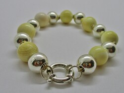 Különleges  ritka antik  ezüst karkötő csont vagy fehér korall gyöngyökkel