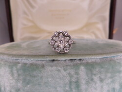 Fehéraarany virág gyűrű brillekkel 18K