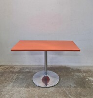 Space age lerakóasztal