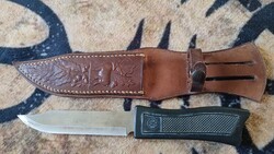 Vadásztőr tokjával