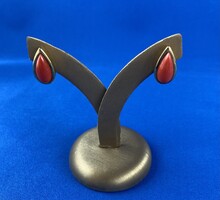 Arany fülbevaló korall kővel.