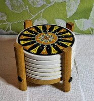 Retro angol kerámia poháralátét készlet (6 db) fa tartóval – H&R Johnson, 1970-es évek