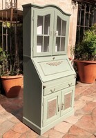 Praktikus olive színű szekreter, vitrines felső résszel..  Alsó ajtókon 3 D mintával..