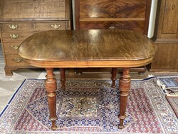 Étkezöasztal bővithető, tömör dió lappal.