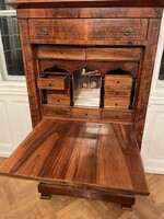 Antik írószekreter tükörrel és rejtett fiókokkal