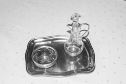 Csiszolt ecetes üveg + tálka, mindkettő ezüstözött, múlt század eleji antik darabok.