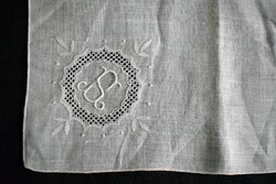 Hímzett S monogrammos férfi zsebkendő , díszzsebkendő , tálcakendő 27 x 28 cm