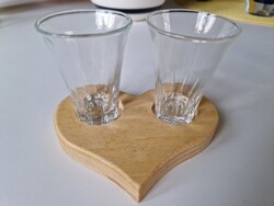 Pálinkás poharak egy fából készült szív alakú tálcán