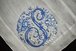Hímzett S monogrammos férfi zsebkendő , díszzsebkendő , tálcakendő 34,5 x 33,5 cm