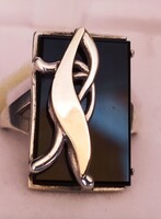 Új gyűrű nagy ónix kővel. 875* ezüst és 585* arany (14 karátos). Fémjelzés. Súly - 6,16 gramm.