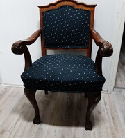 Gyönyörű faragott mintás oroszlánlábas antik fotel mai huzattal