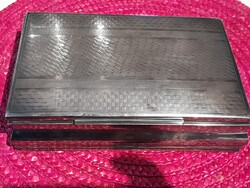 Zenélő ezüstözött doboz működőképes állapotban.