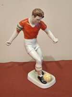 Hollóházi focista piros mezben