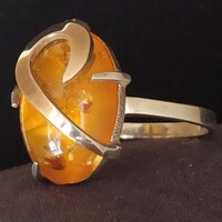 Új gyűrű nagy borostyánkővel. 875*-ös ezüst és 375*-ös arany. Fémjelzéssel. Súly - 4,59 gramm.