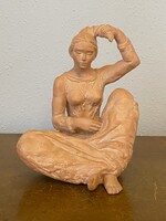 KLIGL SÁNDOR VAGY TÓTH VALI, ÜLŐ, FRIZURÁT KÉSZÍTŐ LÁNY KERÁMIA SZOBOR 26 CM