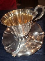 Ezüstpohár, alátét tányérjával, és kiskanállal.