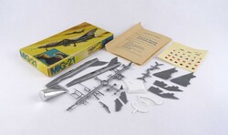 1X340 Retro kelet német Mig-21 repülőgép makett gyári állapotban