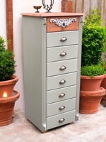 8 fiókos vintage, olive színű komód  Különleges fogantyúkkal és antikolt faragással