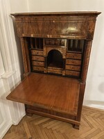 Antik írószekreter rejtett fiókokkal