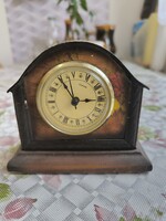 Fa keretben óra  eladó!  Asztali óra, elemes, fa keretben eladó!