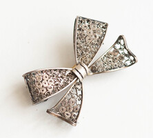 Ezüstszínű filigrán masni bross - vintage melltű, kitűző