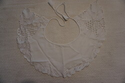 Fehér riselt, és hímzett előke eladó.