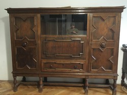 Tölgyből készült kredenc, XX.szd eleje-közepe, polcos, felül üveges rekesszel, bár résszel.