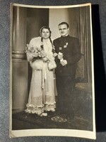 Esküvői stúdiófotó – menyasszony és vőlegény, magyar vintage fénykép, 1940–1950 körül