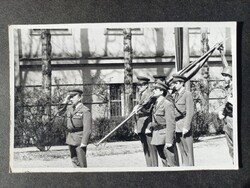 Magyar katonai díszszemle – zászlóvivő egység és tiszt ünnepi egyenruhában, 1970-es évek