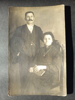 Antik magyar fotó – bajuszos férfi és felesége könyvvel, polgári stúdiókép, 1910 körül