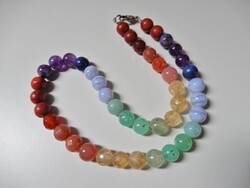 Különböző ásványokból fűzött, szivárvány színű gyöngysor ezüst kapoccsal - jelzett 925.