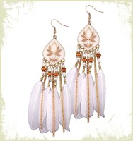 KÜLÖNÖSEN SZÉP , FEHÉR TŰZZOMÁNCOS, HÓFEHÉR TOLLAS BEAKASZTÓS FÜLBEVALÓ.