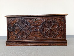 Antik reneszánsz bútor faragott gótikus keményfa fa láda vas szerelékkel kulcsával 19. század 612