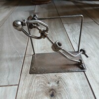 Modern acél szobor: vetődő focikapus(13,3x8x16,3 cm)