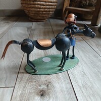 Érdekes modern acél szobor: nő a lovával (17,3x25x11 cm)