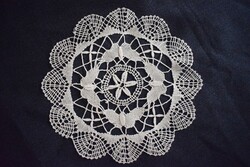 Vert csipke pillangó , lepke minta kézimunka terítő dekoráció asztalközép Ø 25 cm