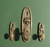 Antik réz 3 db bútorzár cilinder fedő kulcsos fogantyú neoklasszicista stílus virágkosár napmotívum