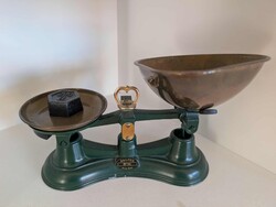 Vintage konyhai mérleg réz tálkákkal, 2 súllyal