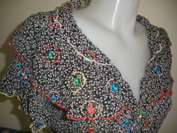 Cacharel 100% selyem blúz, elszórtan hímzett virágokkal